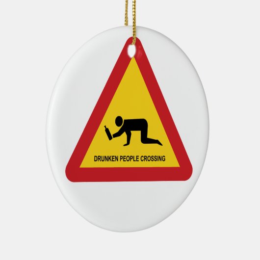 酔っぱらった人々が交通標識を横切る セラミックオーナメント (右)