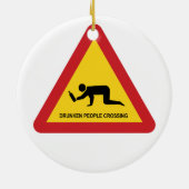 酔っぱらった人々が交通標識を横切る セラミックオーナメント (裏面)