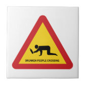 酔っぱらった人々が交通標識を横切る タイル (正面)