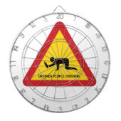 酔っぱらった人々が交通標識を横切る ダーツボード (正面)