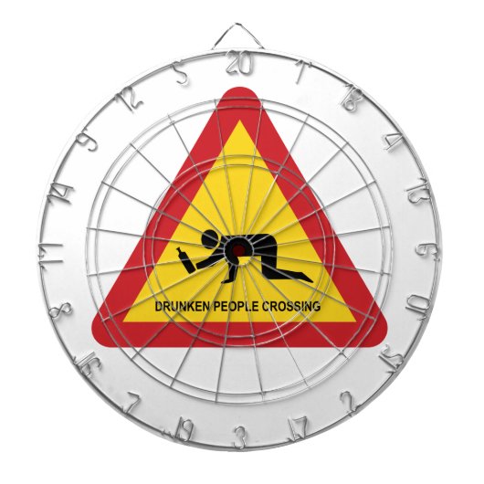 酔っぱらった人々が交通標識を横切る ダーツボード (正面)