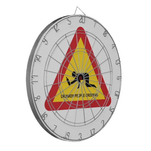 酔っぱらった人々が交通標識を横切る ダーツボード (正面左)