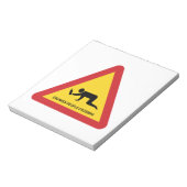 酔っぱらった人々が交通標識を横切る ノートパッド (回転)