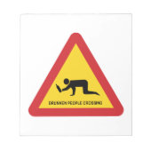 酔っぱらった人々が交通標識を横切る ノートパッド (正面)