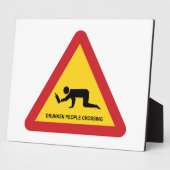 酔っぱらった人々が交通標識を横切る フォトプラーク (側面)