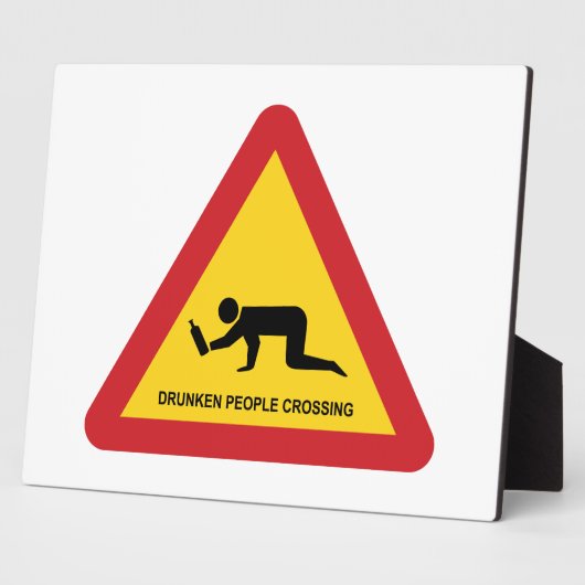 酔っぱらった人々が交通標識を横切る フォトプラーク (側面)