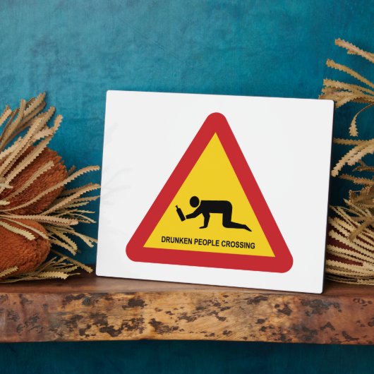 酔っぱらった人々が交通標識を横切る フォトプラーク (側面)