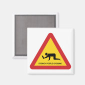 酔っぱらった人々が交通標識を横切る マグネット (正面/裏面)