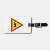 酔っぱらった人々が交通標識を横切る ラゲッジタグ (正面横)