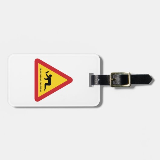 酔っぱらった人々が交通標識を横切る ラゲッジタグ (正面横)