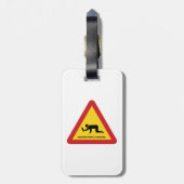 酔っぱらった人々が交通標識を横切る ラゲッジタグ (裏面縦)