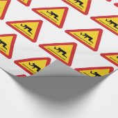 酔っぱらった人々が交通標識を横切る ラッピングペーパー (角)