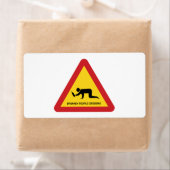 酔っぱらった人々が交通標識を横切る ラベル (インサイチュ)