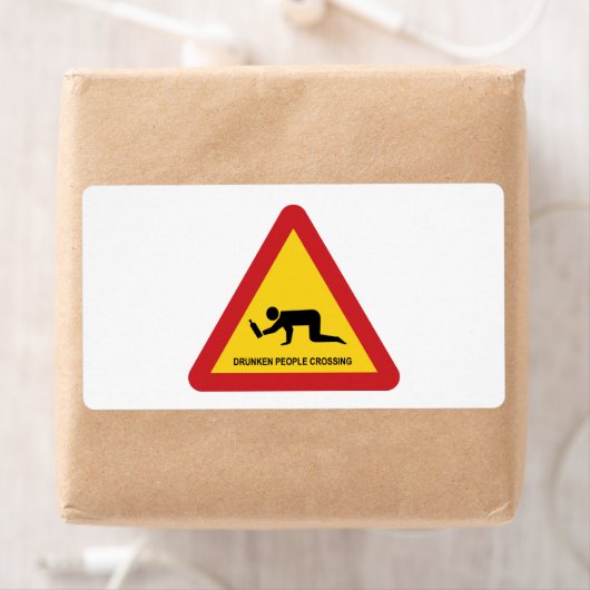 酔っぱらった人々が交通標識を横切る ラベル (インサイチュ)