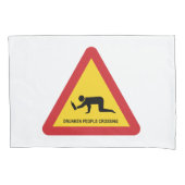 酔っぱらった人々が交通標識を横切る 枕カバー (正面)