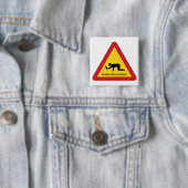 酔っぱらった人々が交通標識を横切る 缶バッジ (インサイチュ)