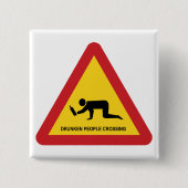 酔っぱらった人々が交通標識を横切る 缶バッジ (正面)