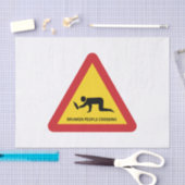 酔っぱらった人々が交通標識を横切る 薄葉紙 (クラフト)