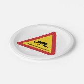 酔っ払いが交通信号を渡る ペーパープレート (アングル)