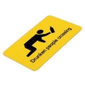 酔っ払い人がタイのサイン⚠を渡る⚠ マグネット (左側)