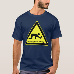 酔っ払い人がタイのサイン⚠を渡る⚠ Tシャツ
