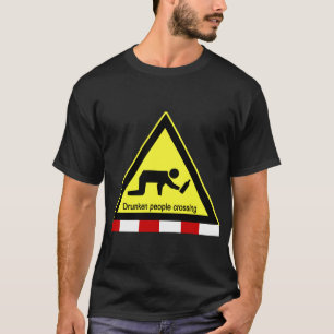 酔っ払い人がタイのサイン⚠を渡る⚠ Tシャツ
