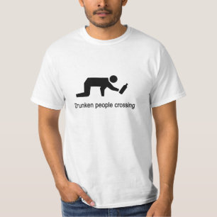 酔っ払い人がタイのサイン⚠を渡る⚠ Tシャツ