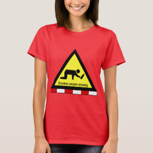 酔っ払い人がタイのサイン⚠を渡る⚠ Tシャツ