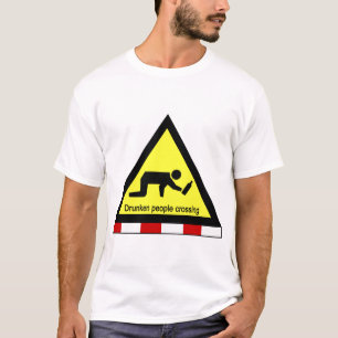 酔っ払い人がタイのサイン⚠を渡る⚠ Tシャツ