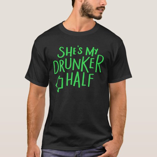 酔っ払い半分を見せおもしろいSt patricks day Tシャツ (正面)