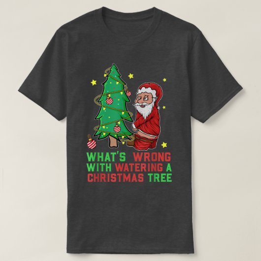 酔っ払った庭の小人がクリスマスツリーに向かって小便をしながら飲酒している Tシャツ (デザイン正面)