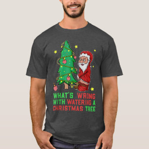 酔っ払った庭の小人がクリスマスツリーに向かって小便をしながら飲酒している Tシャツ