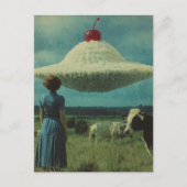酪農の牧草地の超現実的なUFO ポストカード (正面)