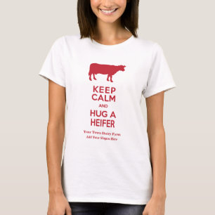 酪農場は平静を保ち、雌牛牛恋人を抱き締めます Tシャツ