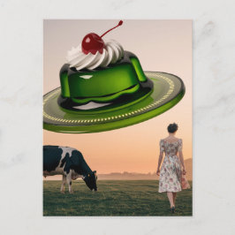酪農牧場内のシュールレアル・グリーン・スイートトリートメント ポストカード