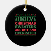 醜いクリスマスのセーターが熱くて過評価されている セラミックオーナメント (正面)