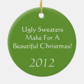 醜いクリスマスのセーターを身に着けているサンタおよびトナカイ セラミックオーナメント (裏面)