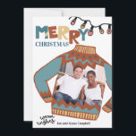 醜いクリスマスセーターおもしろいフォトホリデーカード シーズンカード<br><div class="desc">おもしろいとクリスマスカードのクリスマスジャンパーに自分の写真をユニーク追加パーソナライズされたする。デザインにはクリスマスジャンパー、お洒落タイポグラフィ、クリスマスライトが付属しており、テラコッタ、ライトティール（緑がかった色）、ブルー、ピンク、砂のカラーパレットに飾られている。写真テンプレートは写真を追加するように設定されており、ジャンパの前面に自動的に表示され、名前を追加することもできます。</div>