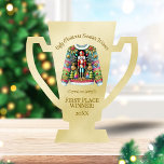 醜いセーターウィナー金ゴールド1位トロフィー フォトスカルプチャー<br><div class="desc">醜いクリスマスセーターのコンテストとパーティー、金ゴールドトロフィーのための1位の勝者のための完璧な贈り物。滑らかな金ゴールドメタリックな背景カラフルナツクラッカーセーターを中心に、"醜いクリスマスセーター勝者"上のカーブした文字と下の"1位の勝者！"非常に下の年のテンプレートと。</div>