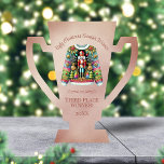 醜いセーター勝者ブロンズ3位トロフィー フォトスカルプチャー<br><div class="desc">あなたの醜いクリスマスセーターのコンテストとパーティー、ブロンズのトロフィーのための3位の勝者のための完璧な贈り物。カラフルのナツクラッカーセーターを中心に滑らかなブロンズのメタリックな背景、"醜いクリスマスセーター勝者"の上の湾曲した文字と"3位の勝者！"の下の非常に下の年のテンプレートと。</div>