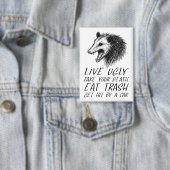 醜い偽物を生きろ食べうゴミおもしろいオポッサム 缶バッジ (インサイチュ)