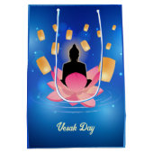 釈迦誕生日仏陀蓮のランタン ヴァイシャーカ ミディアムペーパーバッグ (裏面)