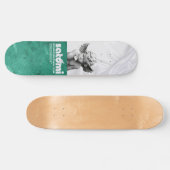 里見モータースポーツ「𝙨𝙖𝙩𝙤𝙢𝙞 𝙜𝙧𝙚𝙚𝙣」 スケートボード (横)