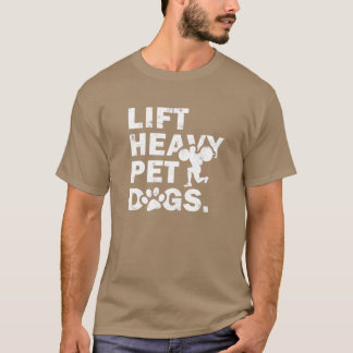 重いペット犬の犬の女の子を持ち上げる Tシャツ