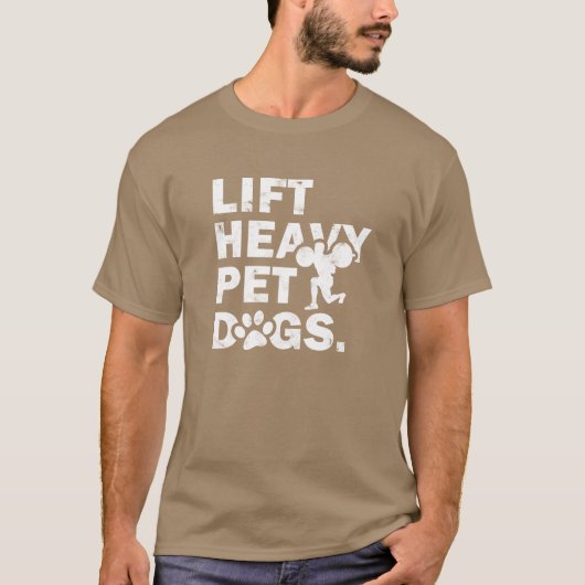 重いペット犬の犬の女の子を持ち上げる Tシャツ (正面)
