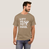 重いペット犬の犬の女の子を持ち上げる Tシャツ (正面フル)
