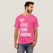 重いリフト。バーボンを飲む。ジムおもしろいトレーニング重量 Tシャツ (正面フル)
