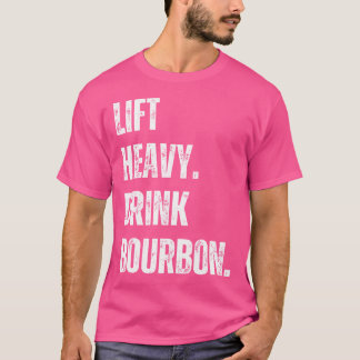 重いリフト。バーボンを飲む。ジムおもしろいトレーニング重量 Tシャツ