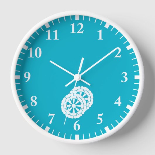 重なり合う花形の源氏カート 壁時計 (正面)