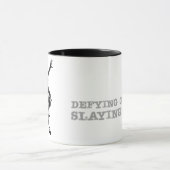 重力に逆らってブヨを殺す マグカップ (中央)